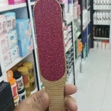 مبرد قدم بيد خشب ملون